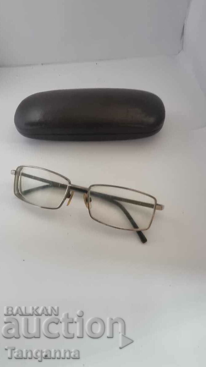 Glasses with a diopter of 2.5+