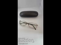 Glasses with a diopter of 2.5+