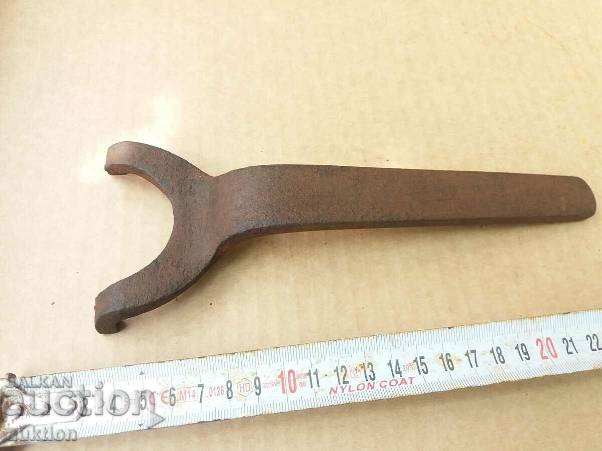 ИНСТРУМЕНТ, КЛЮЧ - ИНТЕРЕСЕН КОВАНО ЖЕЛЯЗО с цена 2.99 лв. | € 1.53 ИНСТРУМЕНТ, КЛЮЧ - ИНТЕРЕСЕН КОВАНО ЖЕЛЯЗО с цена 2.99 лв. | € 1.53