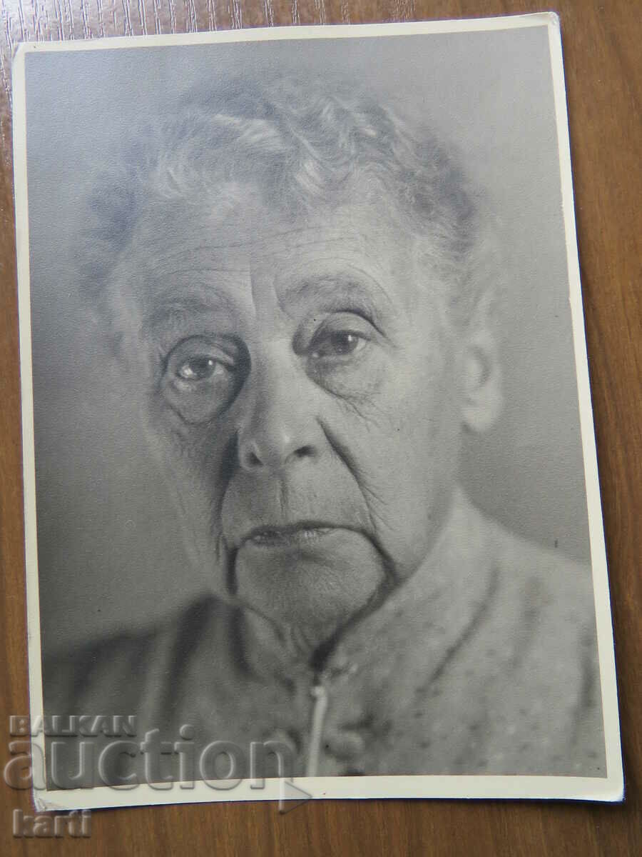 OLD FOTO cu preț 4.99 BGN | € 2.55 OLD FOTO cu preț 4.99 BGN | € 2.55