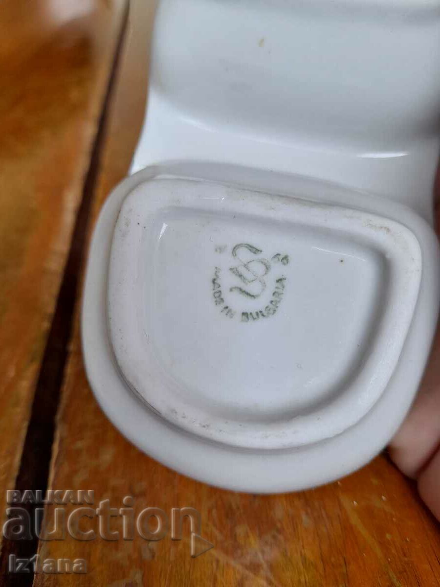 Delivery of Old porcelain salt shaker