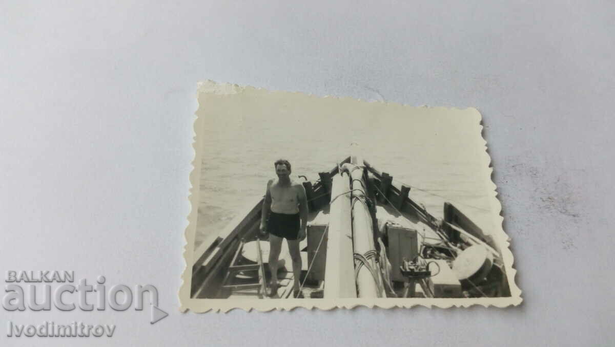 Fotografie cu un bărbat pe o barcă de pescuit pe mare
