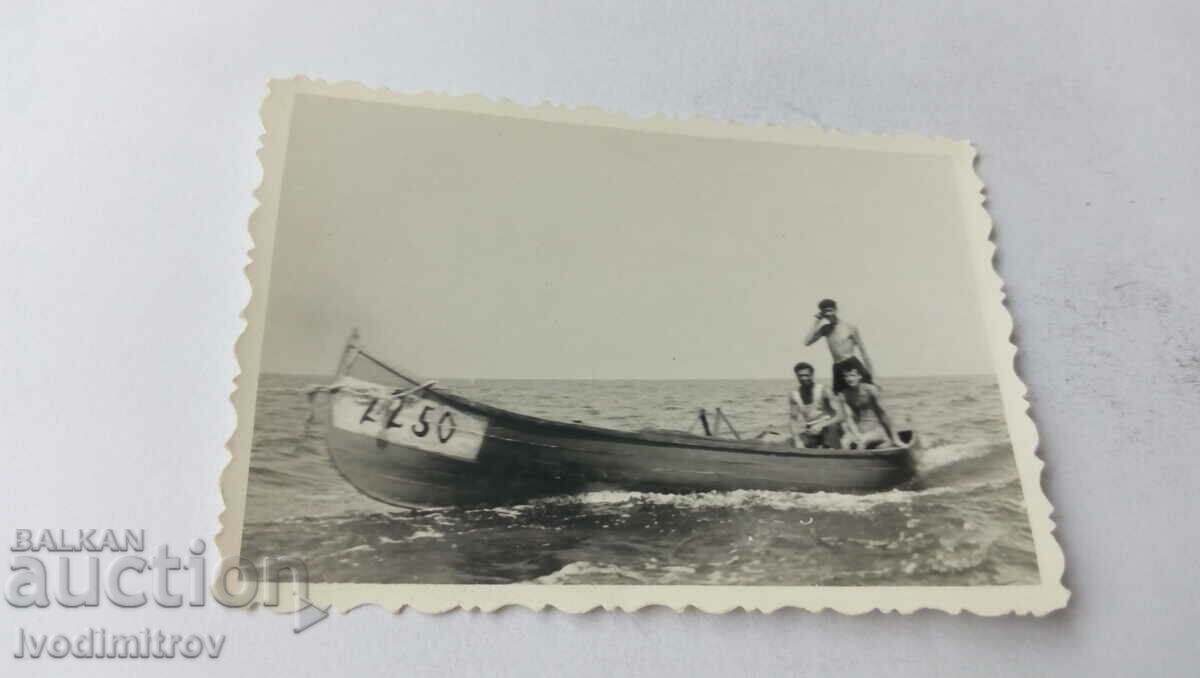 Снимка Трима младежи с лодка 22 50 в морето