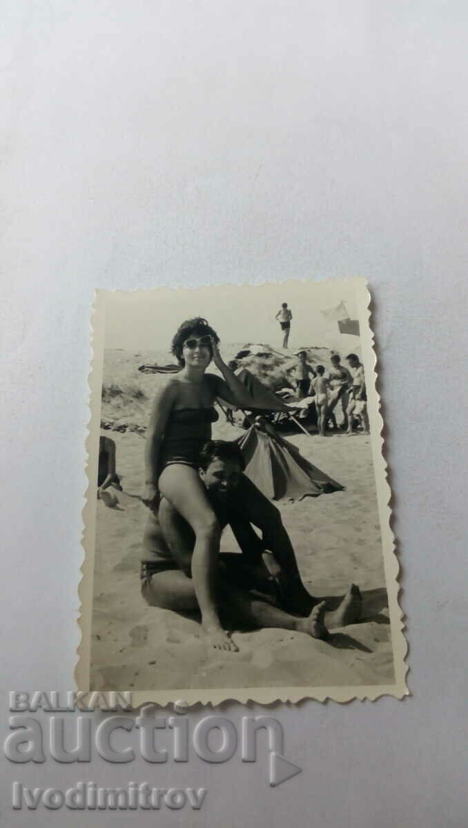 Φωτογραφία Άνδρας και γυναίκα στην παραλία