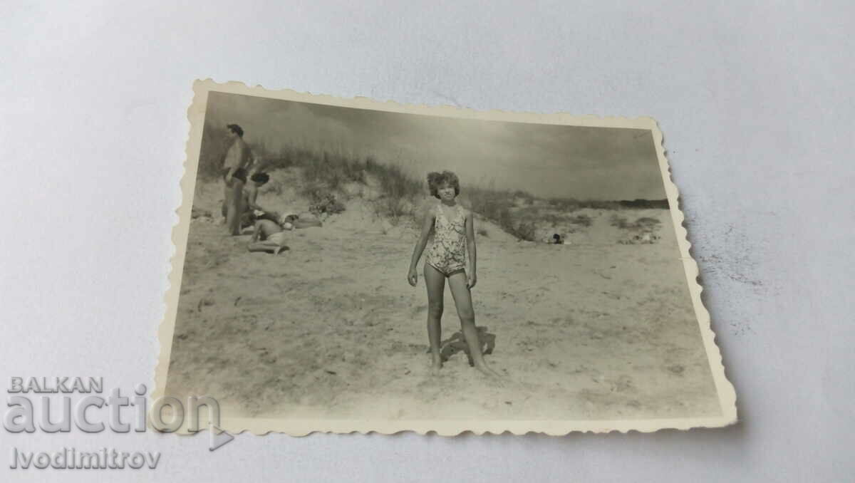 Снимка Младо момиче на плажа