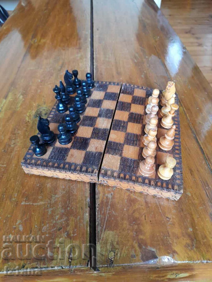 Delivery of Old chess Delivery of Old chess