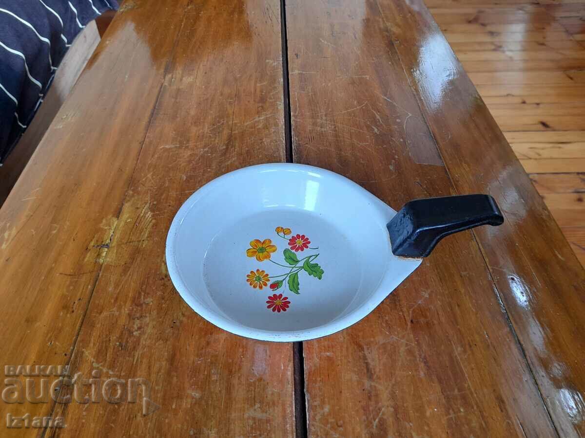 Παλιό σμάλτο τηγάνι ομελέτας, ταψί με τιμή 22.00 BGN | € 11.25