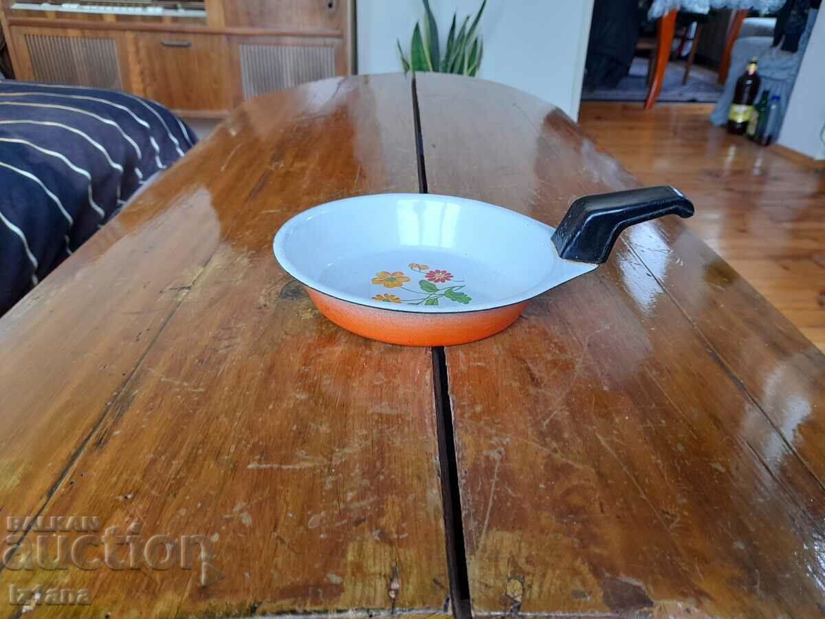 Παλιό σμάλτο τηγάνι ομελέτας, ταψί