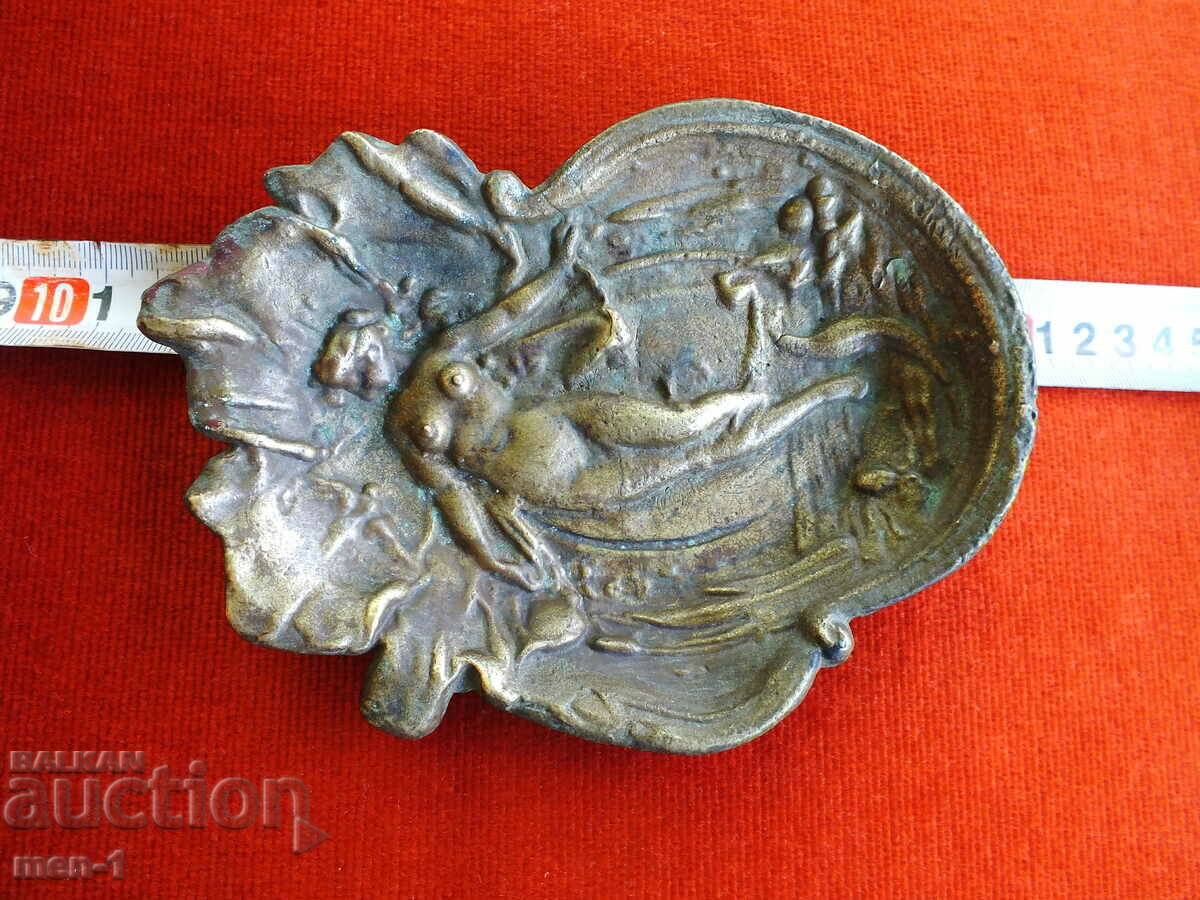 Metal heavy ashtray - Bronze with price 120.00 BGN | € 61.36 Metal heavy ashtray - Bronze with price 120.00 BGN | € 61.36