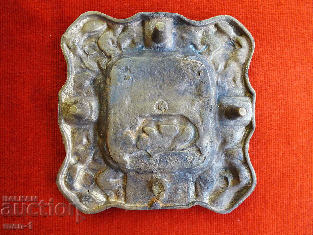 Metal heavy ashtray - Bronze with price 150.00 BGN | € 76.69 Metal heavy ashtray - Bronze with price 150.00 BGN | € 76.69