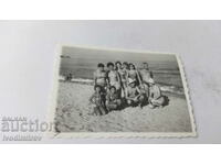 Снимка Мъже жени и деца на плажа