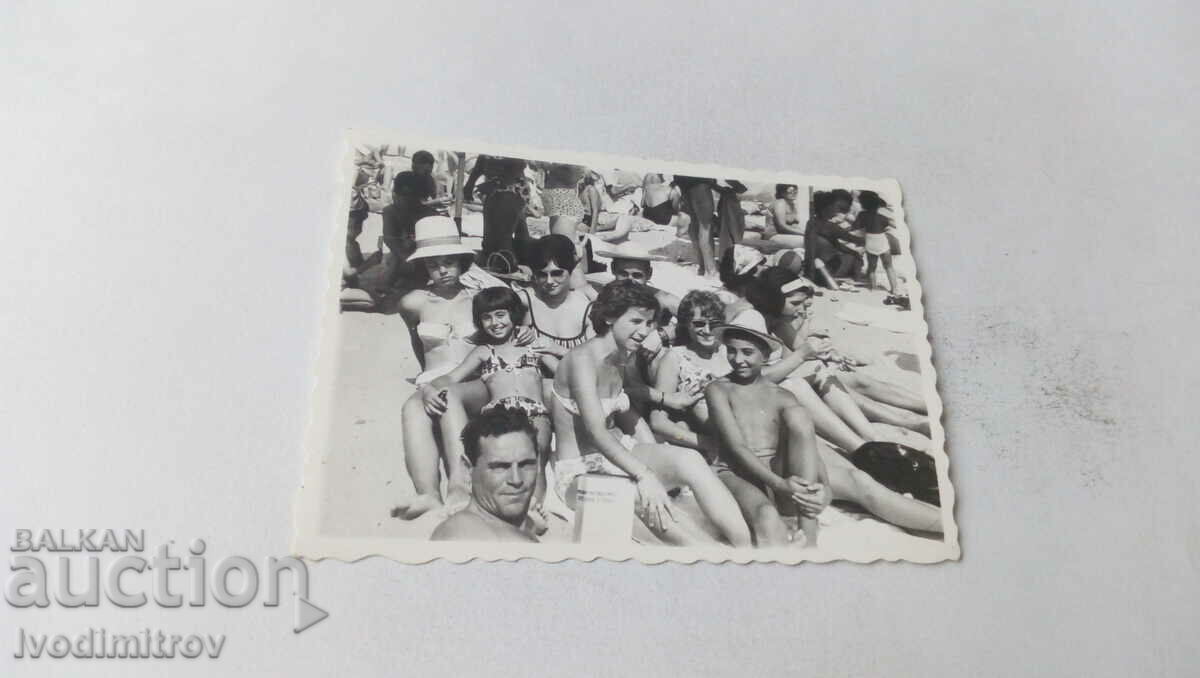 Foto Bărbați, femei și copii pe plajă
