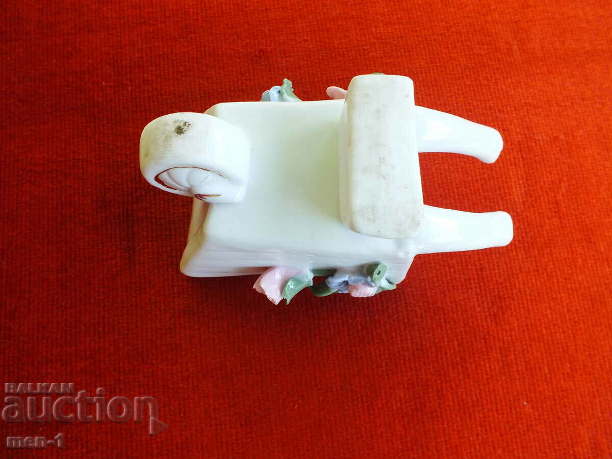 Porcelain figure with price 20.00 BGN | € 10.23 Porcelain figure with price 20.00 BGN | € 10.23
