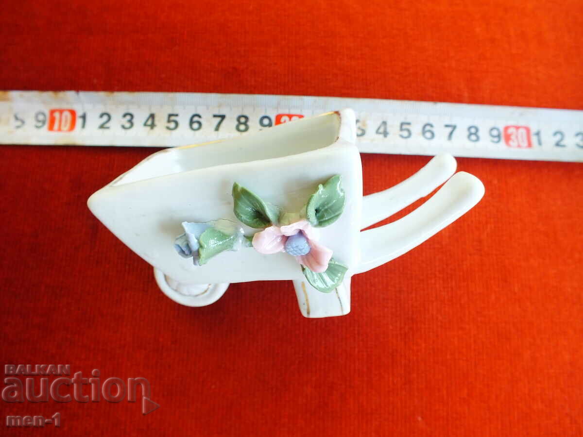 Delivery of Porcelain figure Delivery of Porcelain figure