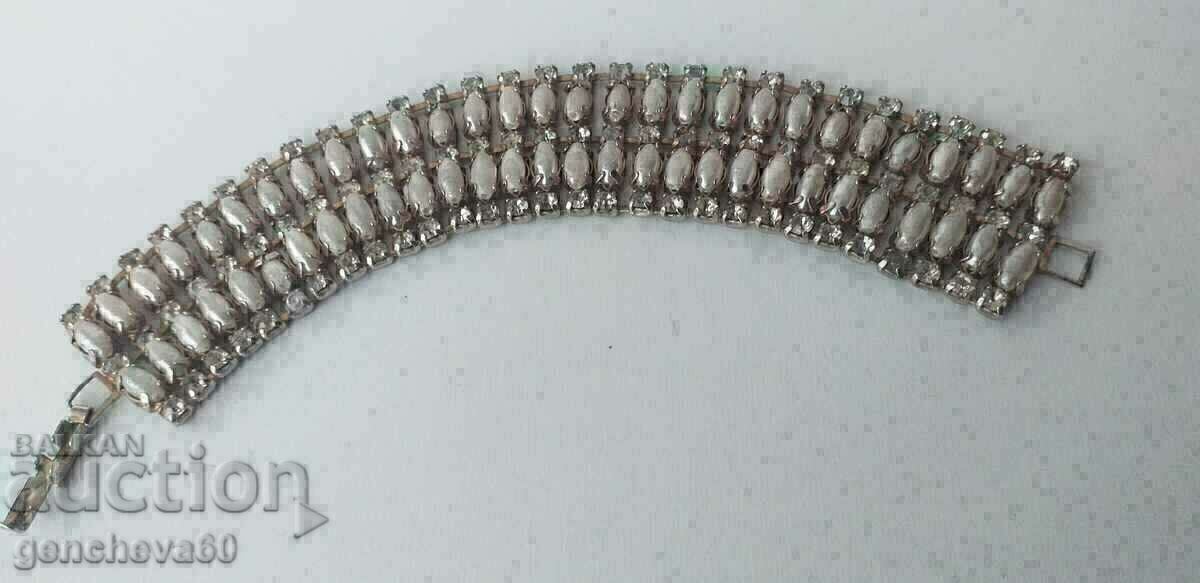 Retro bracelet with faux pearls and gold-plated crystals with price 25.00 BGN | € 12.78 Retro bracelet with faux pearls and gold-plated crystals with price 25.00 BGN | € 12.78