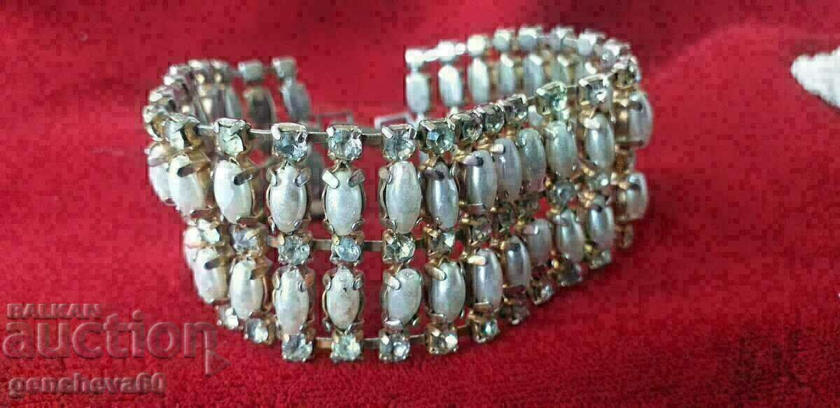 Delivery of Retro bracelet with faux pearls and gold-plated crystals Delivery of Retro bracelet with faux pearls and gold-plated crystals