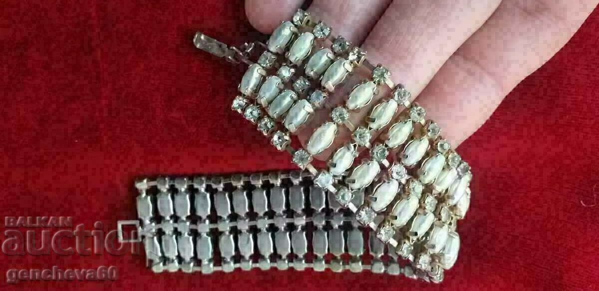 Retro bracelet with faux pearls and gold-plated crystals Retro bracelet with faux pearls and gold-plated crystals