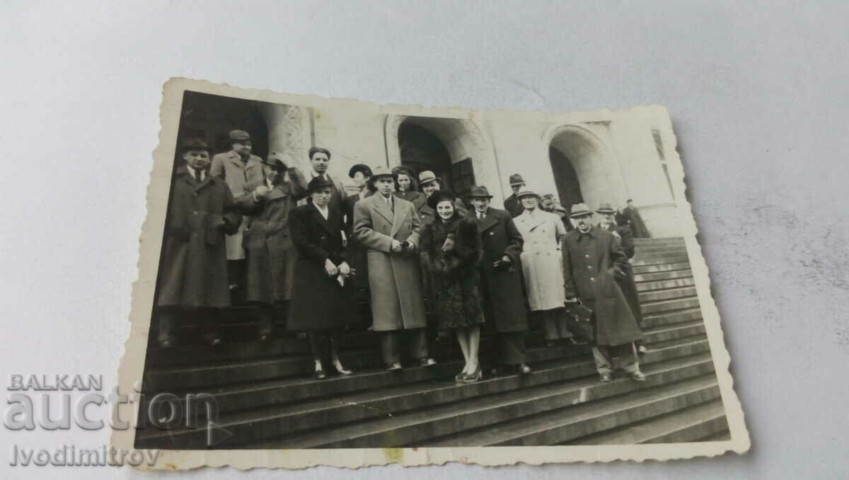 Снимка София Мъже и жени на стълбите пред Съдебната палата