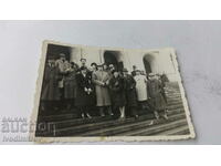 Снимка София Мъже и жени на стълбите пред Съдебната палата