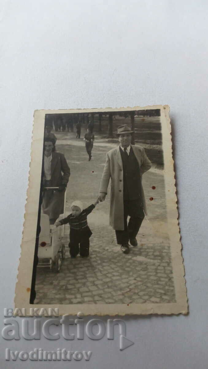 С-ка София Мъж жена и малко момченце с ретро детска количка