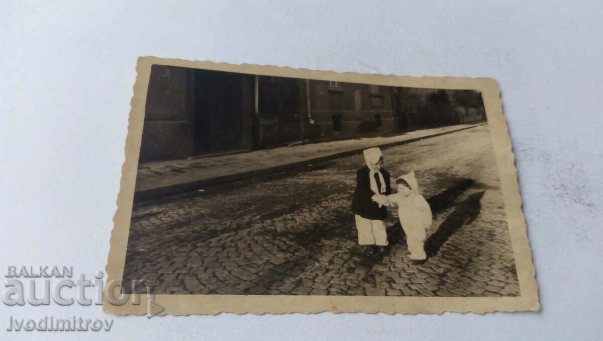 Fotografie cu o fată și un băiețel pe stradă