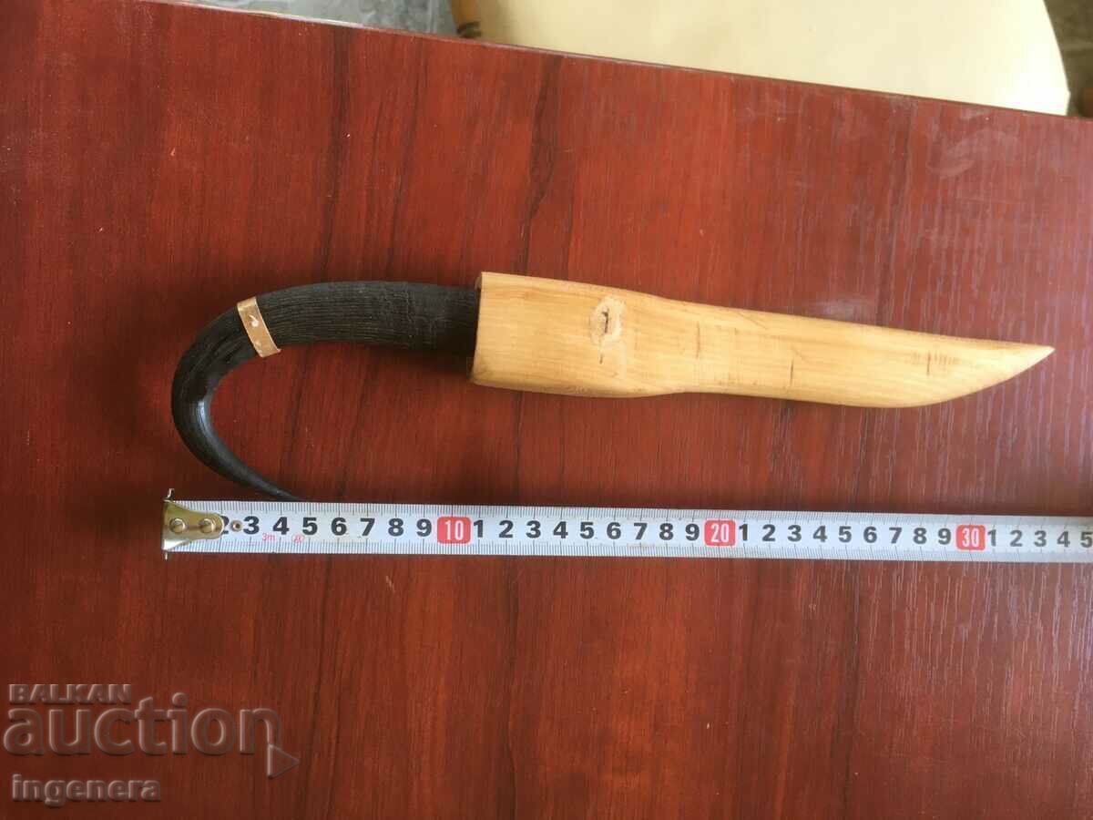 НОЖ ОСТРИЕ С ДРЪЖКА ОТ РОГ НА ДИВА КОЗА И ДЪРВЕНА КАНИЯ с цена € 55.00 | 107.57 лв.