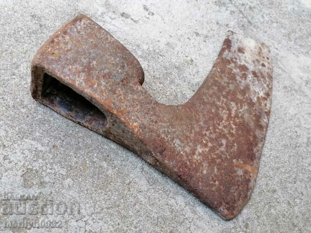 Delivery of An old ax shaft tool wrought iron Delivery of An old ax shaft tool wrought iron