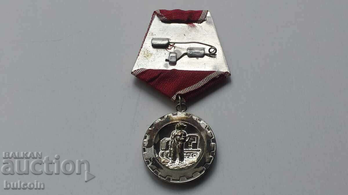 Auction MEDAL "FOR LABOR DISTINCTION" 1950 & BOX AND MEDAL BOOK Auction MEDAL "FOR LABOR DISTINCTION" 1950 & BOX AND MEDAL BOOK