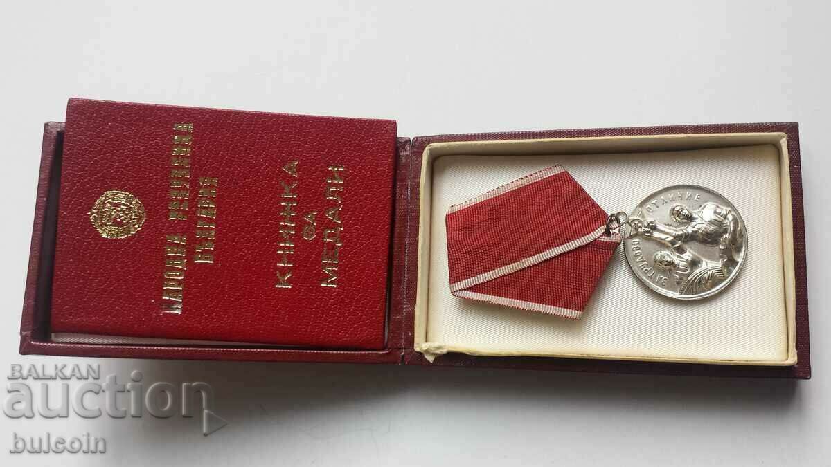 MEDAL "FOR LABOR DISTINCTION" 1950 & BOX AND MEDAL BOOK - 7 MEDAL "FOR LABOR DISTINCTION" 1950 & BOX AND MEDAL BOOK - 7