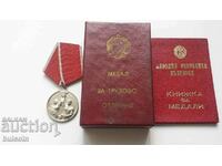 MEDAL "FOR LABOR DISTINCTION" 1950 & BOX AND MEDAL BOOK
