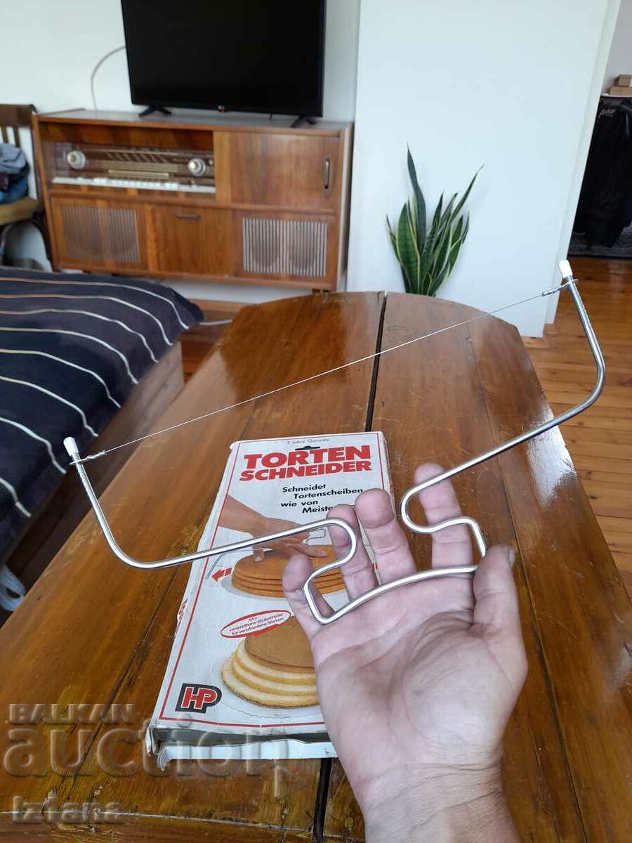 Licitație O unealtă veche, un dispozitiv pentru tăierea mlaștinilor