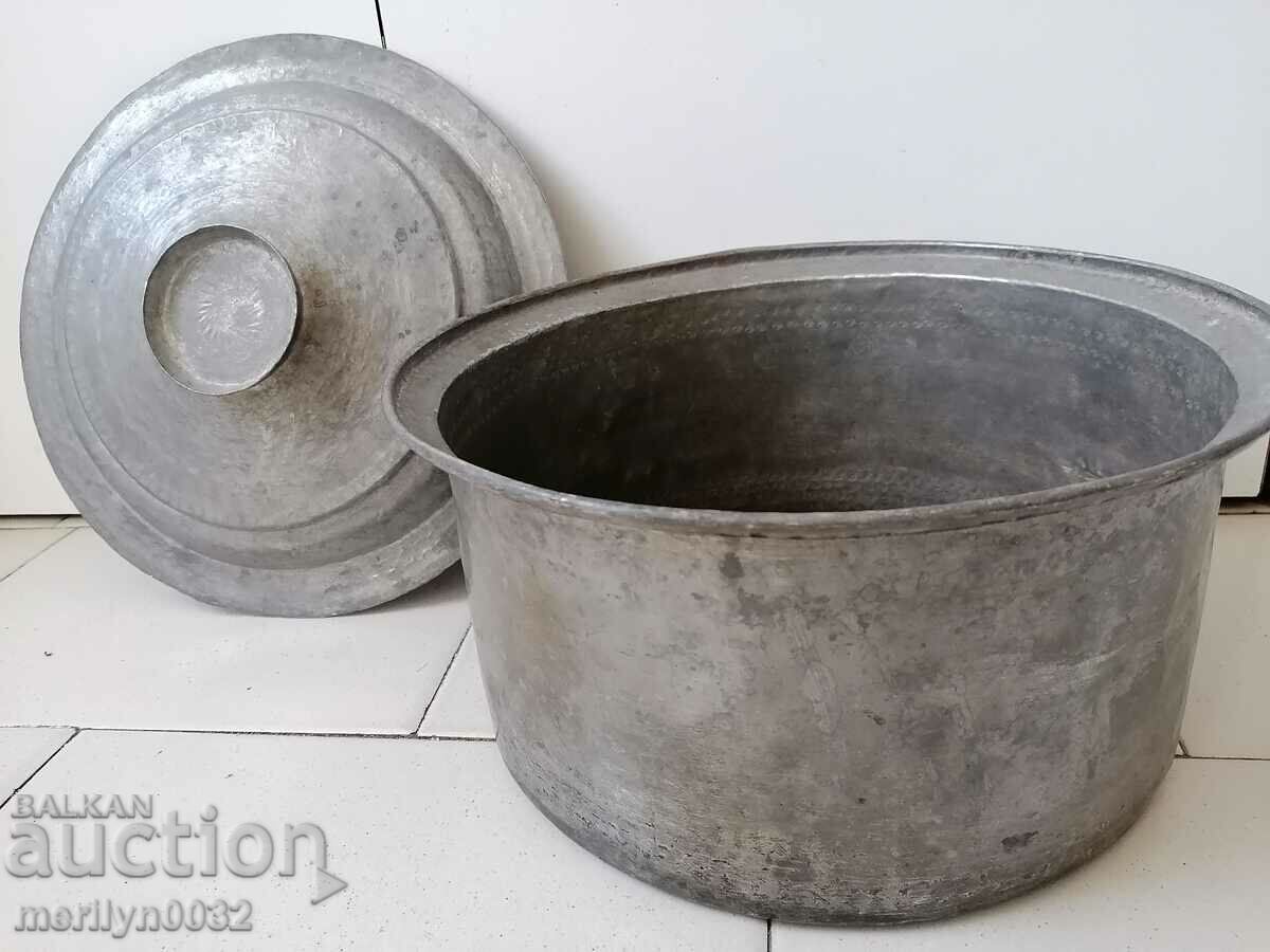 Oală veche din cupru, din cupru, cu capac cu preț 119.00 BGN | € 60.84 Oală veche din cupru, din cupru, cu capac cu preț 119.00 BGN | € 60.84