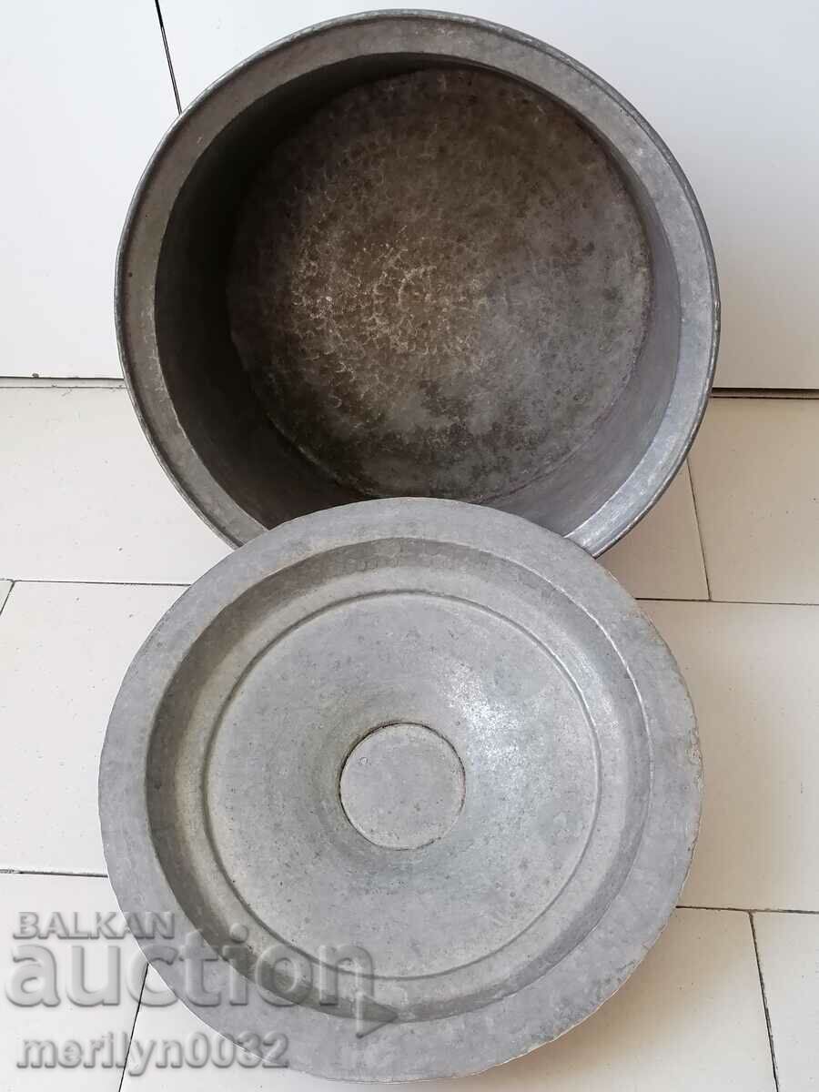 Licitație Oală veche din cupru, din cupru, cu capac Licitație Oală veche din cupru, din cupru, cu capac