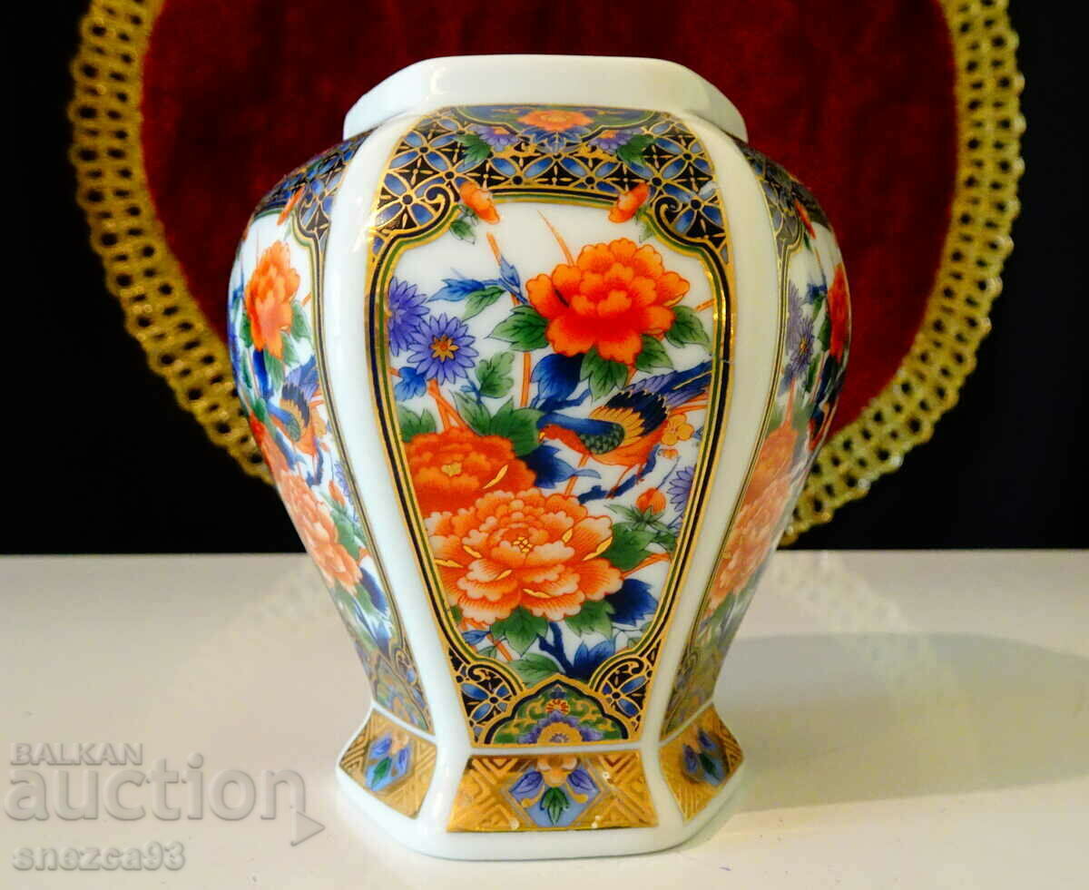 Vase Japanese porcelain Eiwa Kinsei, gold.