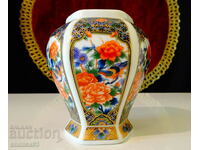 Vase Japanese porcelain Eiwa Kinsei, gold.