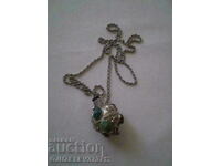 Συλλεκτικό μπουκάλι αρώματος διακοσμημένο με πέτρες.