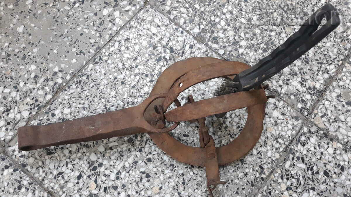 Auction old forged trap for beaded golden ferrets WORKING Auction old forged trap for beaded golden ferrets WORKING
