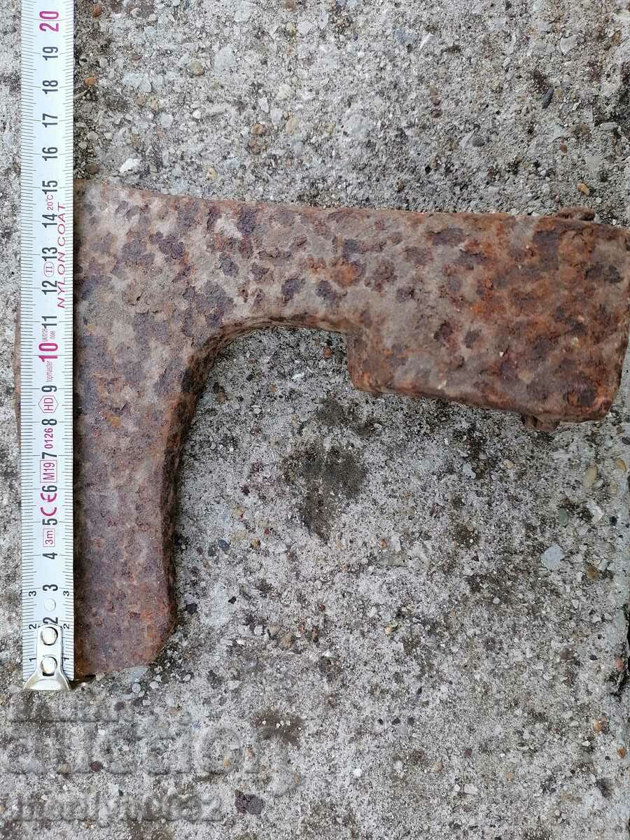 Delivery of An old ax shaft tool wrought iron Delivery of An old ax shaft tool wrought iron