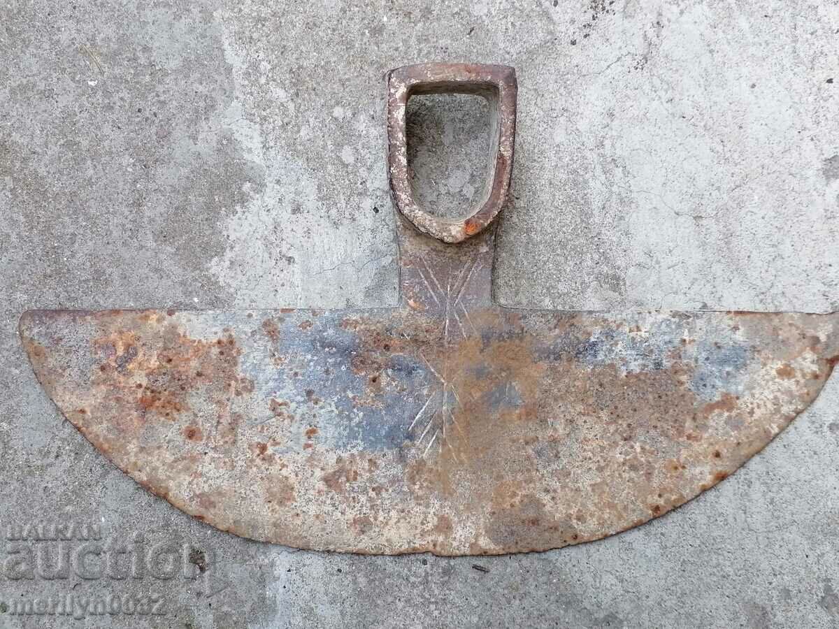 Παλιά σκαπάνη, σφυρήλατο σίδερο, συσκευή, εργαλείο Chapa με τιμή 39.00 BGN | € 19.94 Παλιά σκαπάνη, σφυρήλατο σίδερο, συσκευή, εργαλείο Chapa με τιμή 39.00 BGN | € 19.94