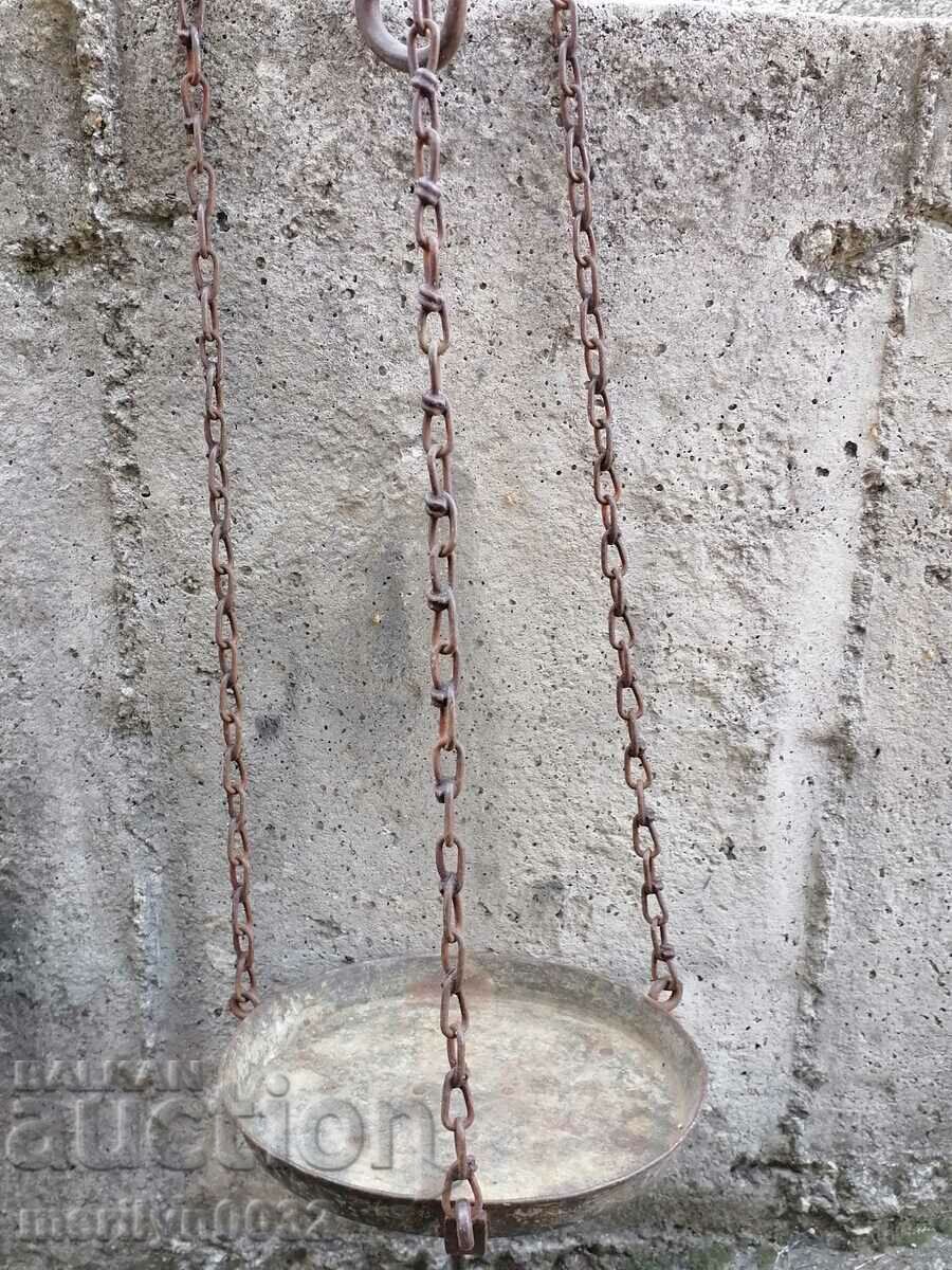 Un cântar vechi cu un bol de fier, un buzdugan, un cântar din fier forjat cu preț 119.00 BGN | € 60.84