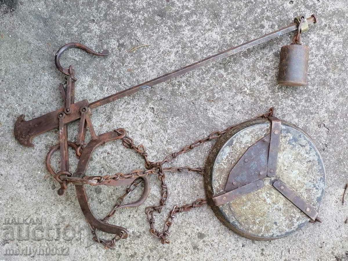 Licitație Un cântar vechi cu un bol de fier, un buzdugan, un cântar din fier forjat
