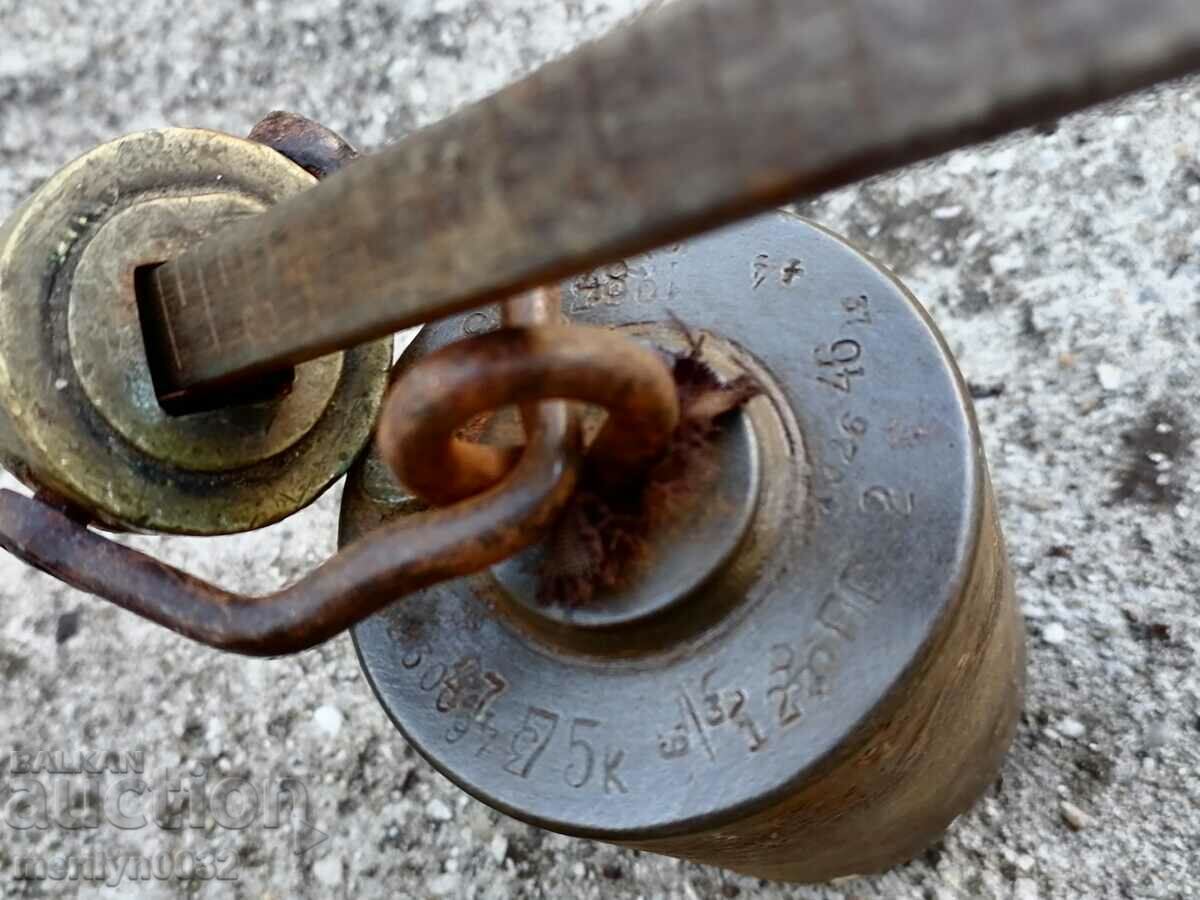 Livrarea Un cântar vechi cu un bol de fier, un buzdugan, un cântar din fier forjat