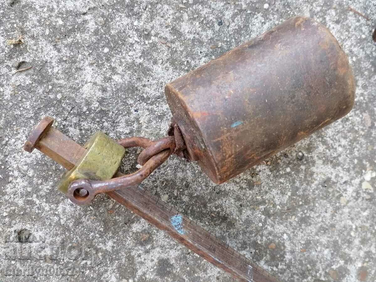 Un cântar vechi cu un bol de fier, un buzdugan, un cântar din fier forjat - 7