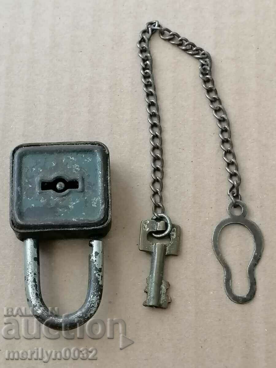 Delivery of Old padlock with padlock padlock, latch, suitcase Delivery of Old padlock with padlock padlock, latch, suitcase