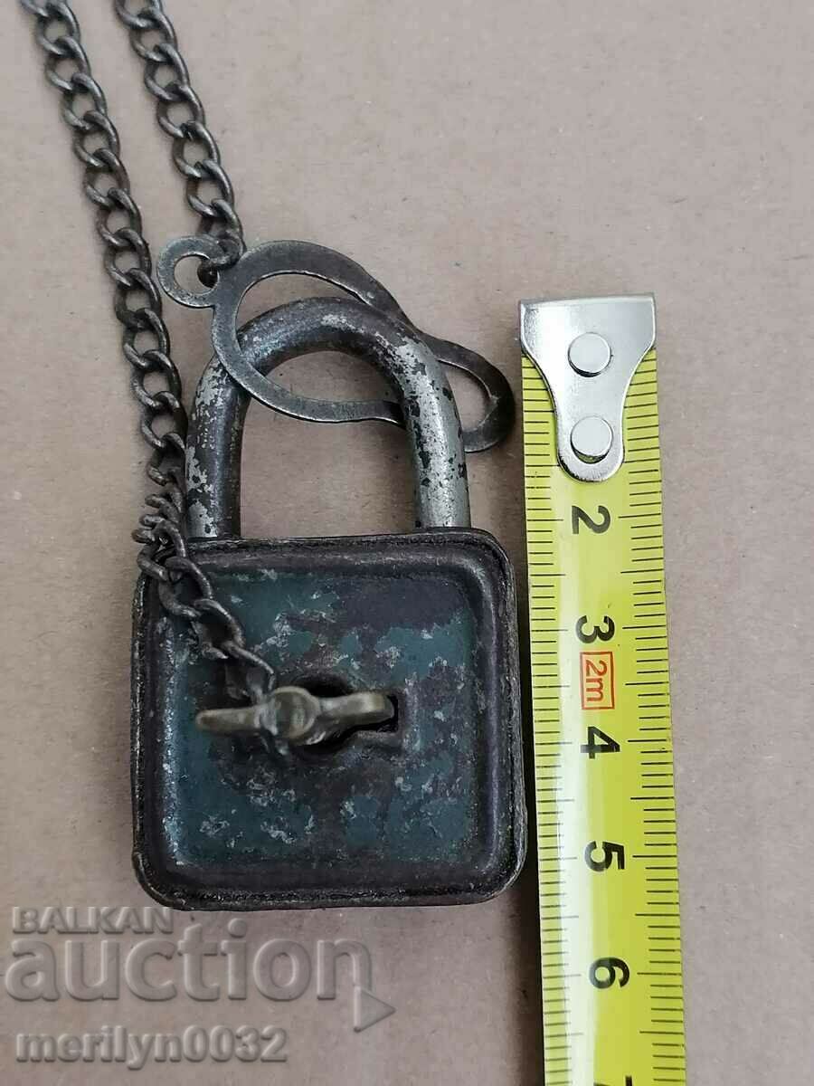 Old padlock with padlock padlock, latch, suitcase - 6 Old padlock with padlock padlock, latch, suitcase - 6