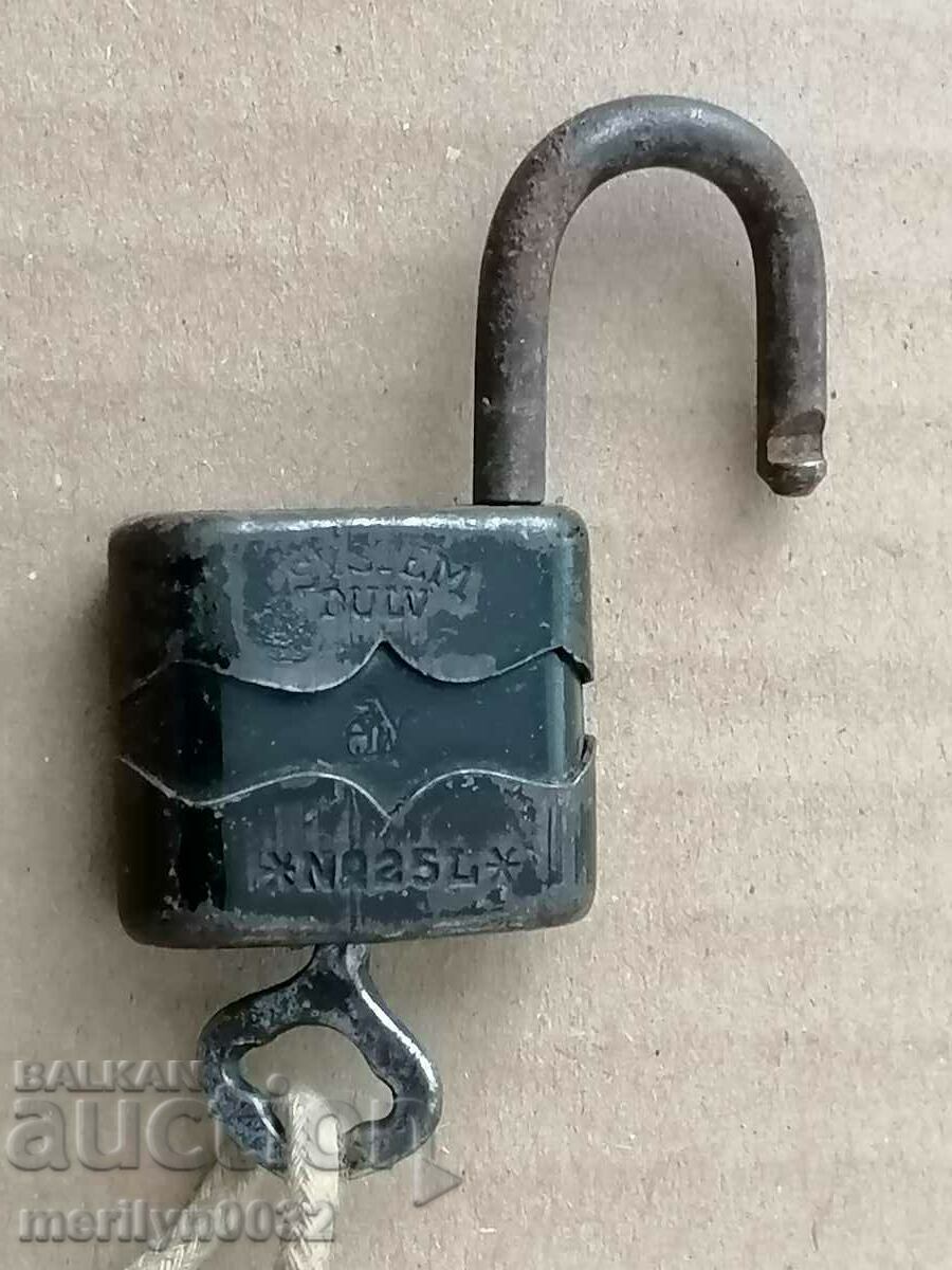 2 padlocks with 1 padlock padlock padlock latch - 7 2 padlocks with 1 padlock padlock padlock latch - 7