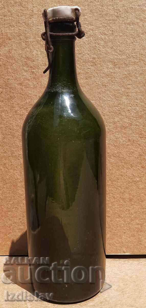 Старинно стъклено шише с порцеланова тапа