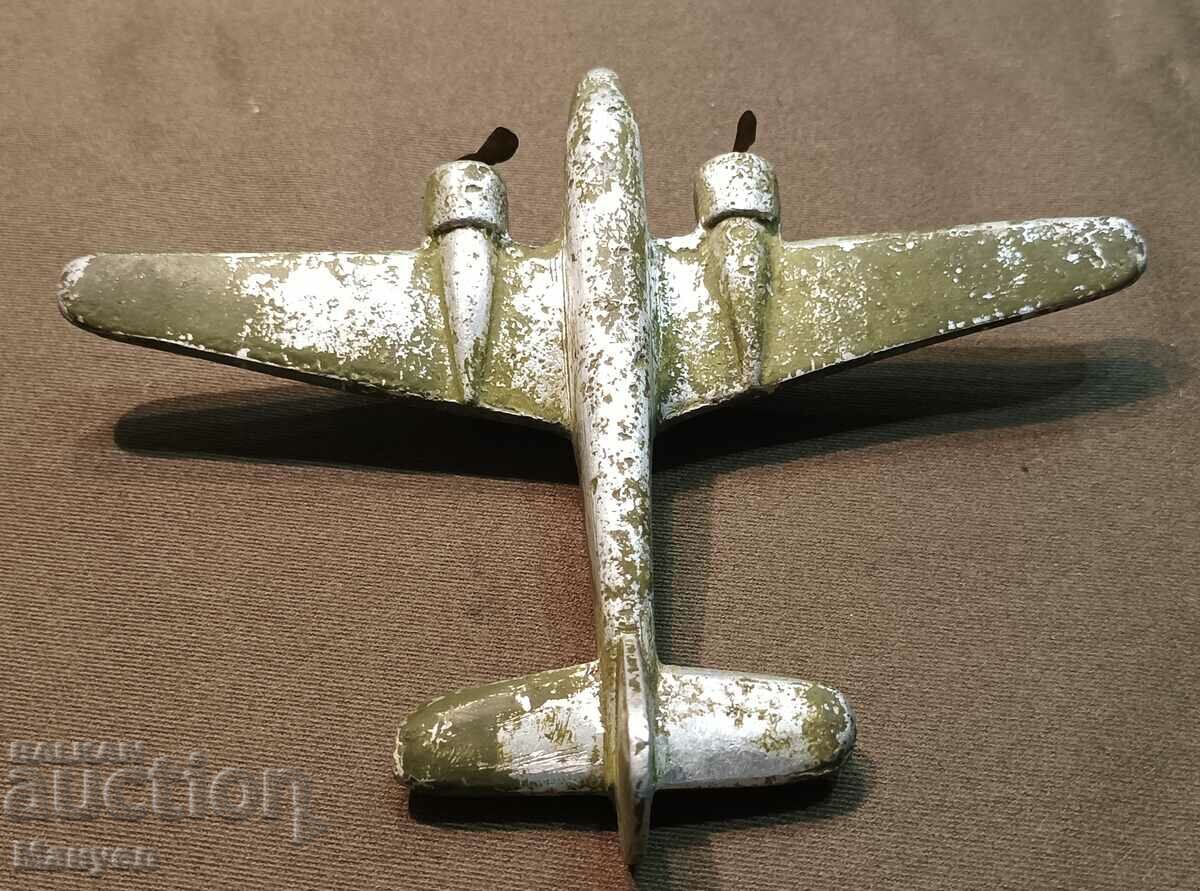 Auction I am selling an old aluminum planer on a plane. Auction I am selling an old aluminum planer on a plane.