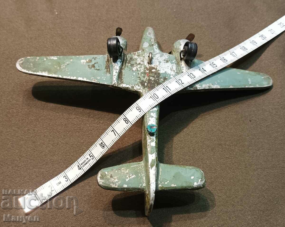 Delivery of I am selling an old aluminum planer on a plane. Delivery of I am selling an old aluminum planer on a plane.