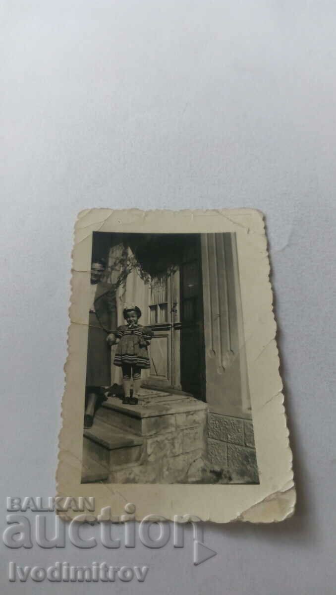 Снимка Жена и малко момиченце на стълби пред къща